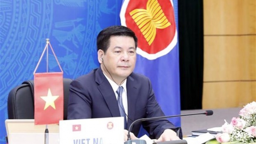 ASEAN economic ministers hold consultation meetings with partners